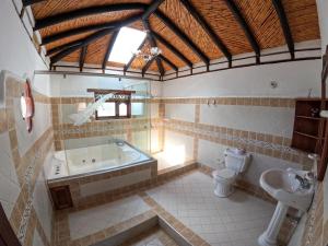 ein Badezimmer mit einer Badewanne, einem WC und einem Waschbecken in der Unterkunft casa campestre el KFIR in Villa de Leyva