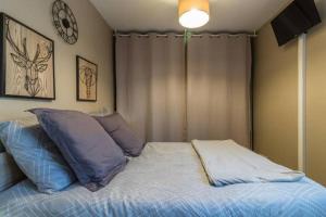 Postel nebo postele na pokoji v ubytování Gîte à la Ferme de la Bouriette