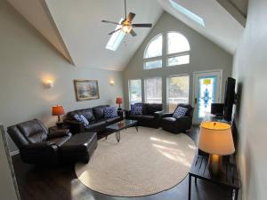 sala de estar con muebles de cuero y ventilador de techo en Croatan Beach House - Big Kitchen, Hot Tub, 2 Masters en Virginia Beach
