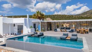 una villa con piscina y patio en Villa Azzuro on Faragas Beach, en Aliki