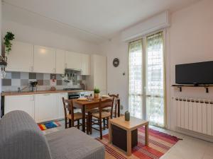 eine Küche und ein Wohnzimmer mit einem Tisch und Stühlen in der Unterkunft I Host Apartment - San Faustino 78 in Mailand