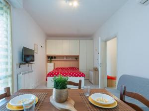 een eetkamer met een tafel en een slaapkamer bij I Host Apartment - San Faustino 78 in Milaan