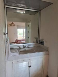 baño con lavabo y espejo grande en 2 Bedroom 2 bathroom condo pool, tennis beach club, en Manzanillo