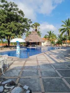 una piscina con sombrilla y un edificio en 2 Bedroom 2 bathroom condo pool, tennis beach club, en Manzanillo