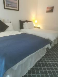 Postel nebo postele na pokoji v ubytování Ostán Oileán Thoraí Tory Island Hotel