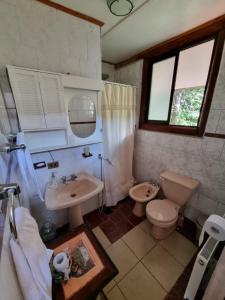 łazienka z toaletą i umywalką w obiekcie Casa Ayllantú w mieście Las Trancas