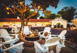 a group of white chairs sitting around a fire pit at Stables Inn in Paso Robles