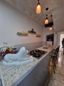 een keuken met een wit vogelstandbeeld op een aanrecht bij Dar Salma in Sousse