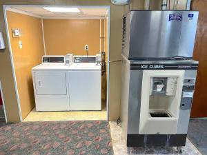 a ice office with a water dispenser in a room at Cardinal Motel in North Wildwood