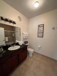 ein Bad mit einem Waschbecken und einem WC in der Unterkunft Florida Vacation Condo - No Resort Fees in Kissimmee
