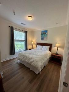 ein Schlafzimmer mit einem großen Bett und einem Fenster in der Unterkunft Florida Vacation Condo - No Resort Fees in Kissimmee