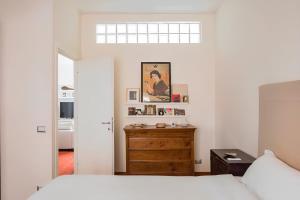 um quarto com uma cama, uma cómoda e uma janela em Gianicolo Elegant Art Oasis em Roma