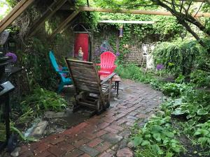 un grupo de sillas sentadas en un jardín en Beautiful house in central Toronto with backyard en Toronto