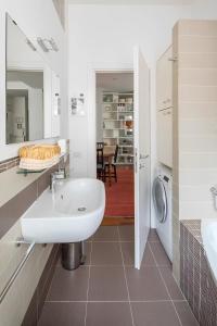 ein Badezimmer mit einem Waschbecken und einer Waschmaschine in der Unterkunft Gianicolo Elegant Art Oasis in Rom