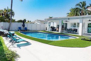 Hồ bơi trong/gần Luxurious & Modern Open Floor Plan Heated Pool Villa