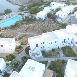 una vista aerea di un gruppo di edifici bianchi di Costa Ilios 3 Bedroom Flat a Ornos
