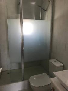 un bagno con wc e doccia in vetro di Costa Ilios 3 Bedroom Flat a Ornos Altre 5 foto