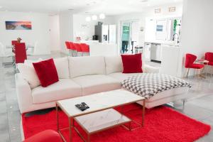 好萊塢的住宿－Luxurious & Modern Open Floor Plan Heated Pool Villa，客厅配有白色沙发和红色地毯。