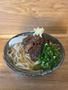 HiokiI&I hostel (旅宿酒場 アヤナイ)的盘子,有面条,肉丸和 ⁇ 豆 更多14张照片