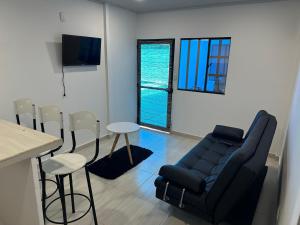 a living room with a couch and a table and chairs at Apartamento independiente en casa in Girardot