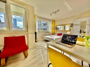 a room with a desk with a laptop on it at Super GOLD Centrum 2x Metro WiFi 600 Mb/s Netflix HBO AppleTV in Warsaw