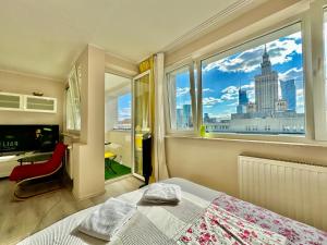 a bedroom with a window with a view of the city at Super GOLD Centrum 2x Metro WiFi 600 Mb/s Netflix HBO AppleTV in Warsaw