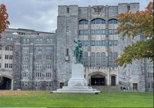 una estatua delante de un gran edificio en WALK to West Point Academy! Charming 2 bdrm Apt overlooking Main Street!, en Highland Falls