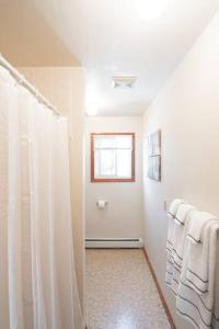 Highland Falls的住宿－WALK to West Point Academy! Charming 2 bdrm Apt overlooking Main Street!，相簿中的一張相片