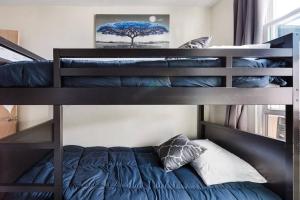 1 dormitorio con 2 literas y 1 cama azul en WALK to West Point Academy! Charming 2 bdrm Apt overlooking Main Street!, en Highland Falls