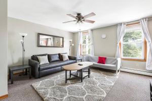 WALK to West Point Academy! Charming 2 bdrm Apt overlooking Main Street!休息區