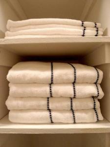 stos ręczników na półce w szafie w obiekcie WALK to West Point Academy! Charming 2 bdrm Apt overlooking Main Street! w mieście Highland Falls