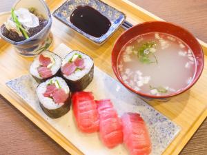 um prato de sushi e uma tigela de sopa em Kashiwa Island Village - Vacation STAY 27530v 