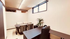 una sala de reuniones con mesa y sillas en Shiki Building 5th Floor 6th Floor - Vacation STAY 62606v, en Naha