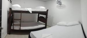 a room with two bunk beds and a bed at Apartamento independiente en casa in Girardot