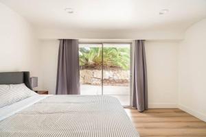 Un pat sau paturi într-o cameră la Breezy Malibu with Ocean View, Quick Access to Beach & Hike