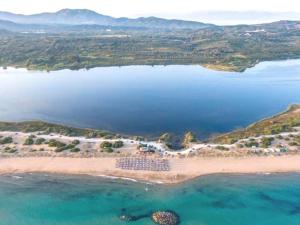 uma vista aérea de uma praia e do oceano em Villa Messavrisi em Halikounas