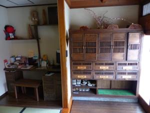 um armário aberto com sapatos dentro de um quarto em Minshuku Kuwataniya - Vacation STAY 96480v em Takayama