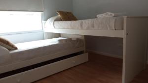 Bunk bed o mga bunk bed sa kuwarto sa Casa Brava