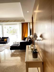 a living room with a couch and a table at Tour Végétale CFC Anfa Luxury in Casablanca