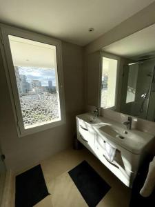 a bathroom with a sink and a window at Tour Végétale CFC Anfa Luxury in Casablanca