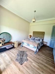 a bedroom with a bed and a wooden floor at Chill and vibe house in Sidi el Haj Bou Derbala