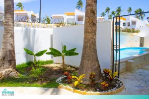 einen Hof mit einer Palme und einem Pool in der Unterkunft Private Pool, With Access to Beach Club, VSandra, 2BR in Punta Cana