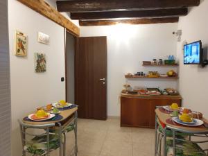 una cucina con due tavoli con sopra del cibo di Il Borgo a Scilla