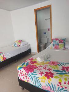 2 camas en una habitación con baño en Posada Old Town Bay, en Providencia