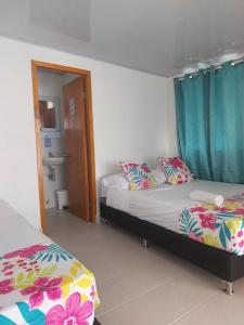 1 dormitorio con 2 camas y baño en Posada Old Town Bay, en Providencia
