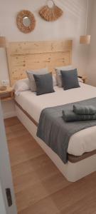 een slaapkamer met twee bedden met kussens erop bij Marina's Calm in Salou