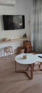 een woonkamer met een tafel en een tv bij Marina's Calm in Salou