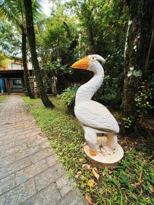 a statue of a pelican standing on a skateboard at Pousada Chez Soleil CibrateI Itanhaém in Itanhaém