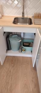 een keuken met een wastafel onder een aanrecht bij Marina's Calm in Salou