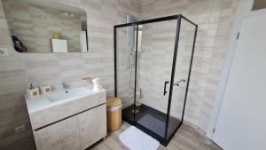a bathroom with a shower and a sink at Casa de Ade 